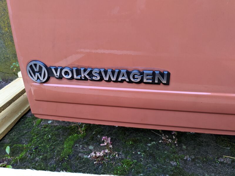 Datei:Heckklappe, Schriftzug mit VW-Logo.jpg
